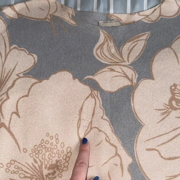 Sioni Floral Crewneck Sweater in Light Blue and Cream - Picture 4 of 5